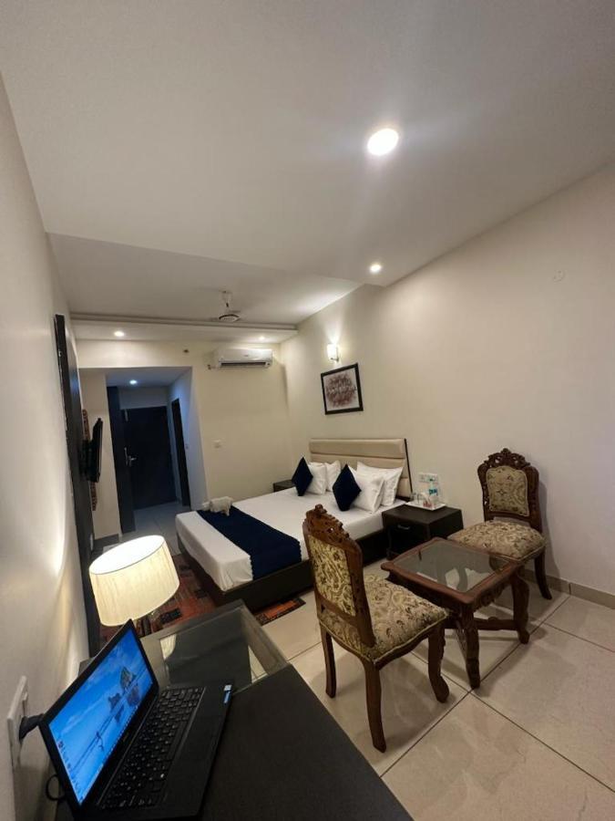 Hotel Jb Residency !! Luxurious & Royal Balcony Rooms !! Large Rooms Zirakpur Exterior foto