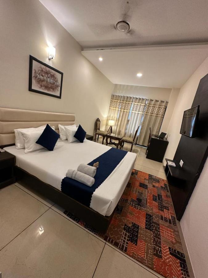 Hotel Jb Residency !! Luxurious & Royal Balcony Rooms !! Large Rooms Zirakpur Exterior foto