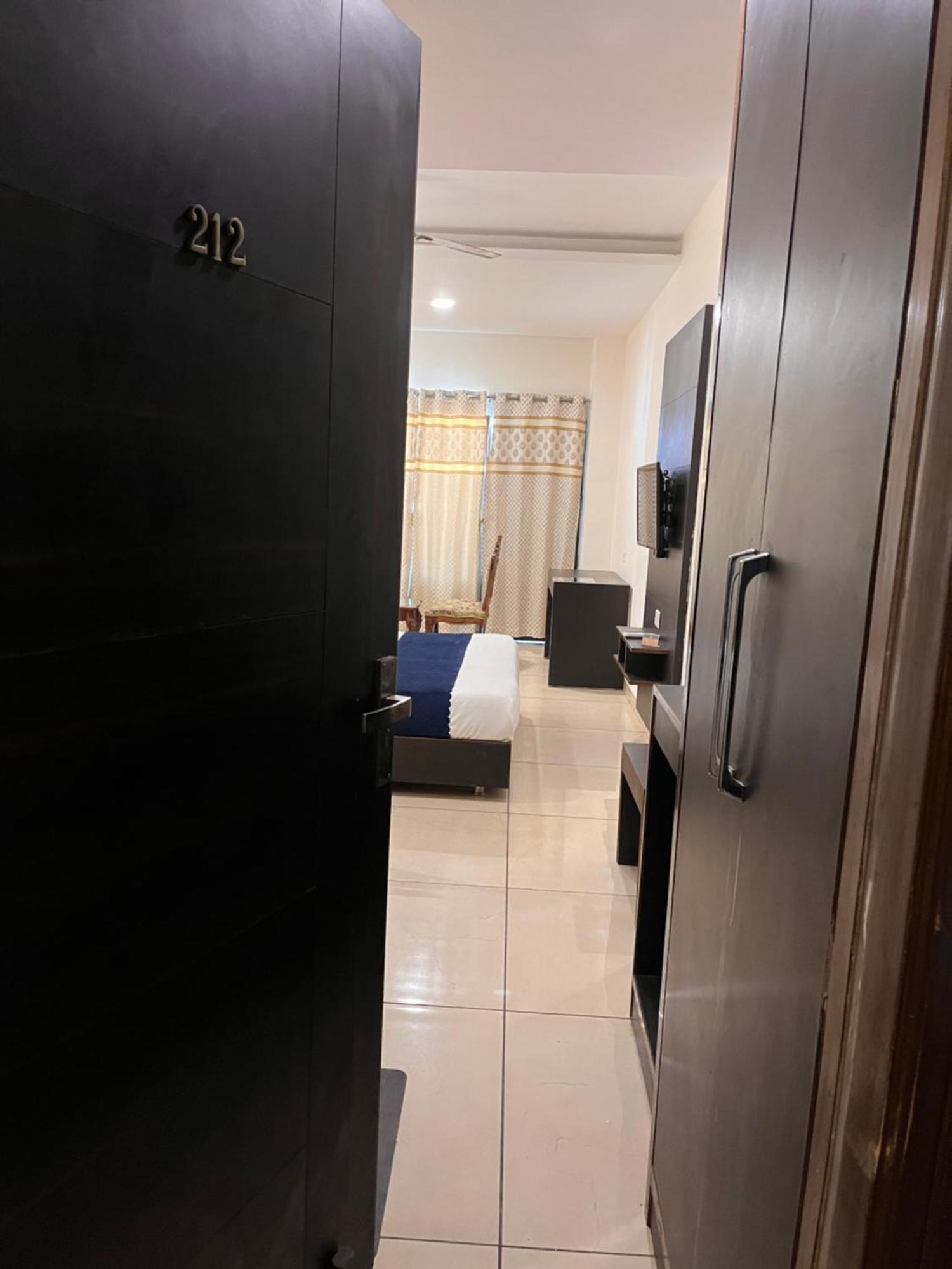 Hotel Jb Residency !! Luxurious & Royal Balcony Rooms !! Large Rooms Zirakpur Exterior foto