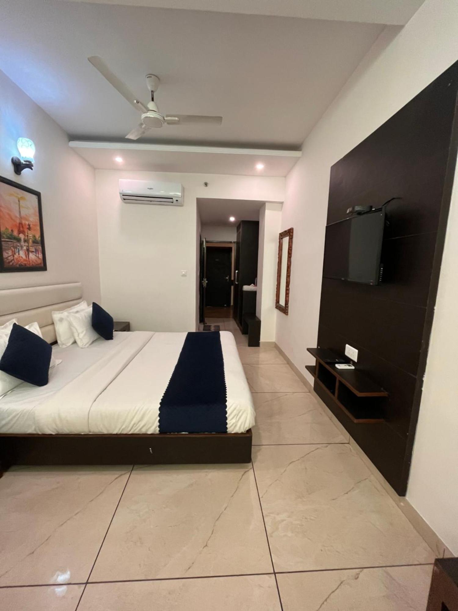 Hotel Jb Residency !! Luxurious & Royal Balcony Rooms !! Large Rooms Zirakpur Exterior foto