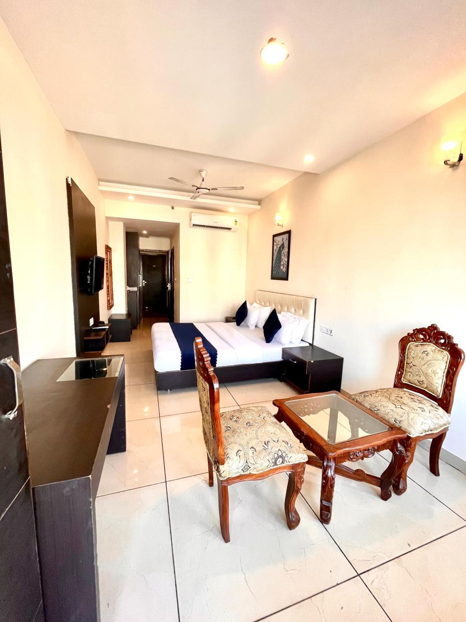Hotel Jb Residency !! Luxurious & Royal Balcony Rooms !! Large Rooms Zirakpur Exterior foto
