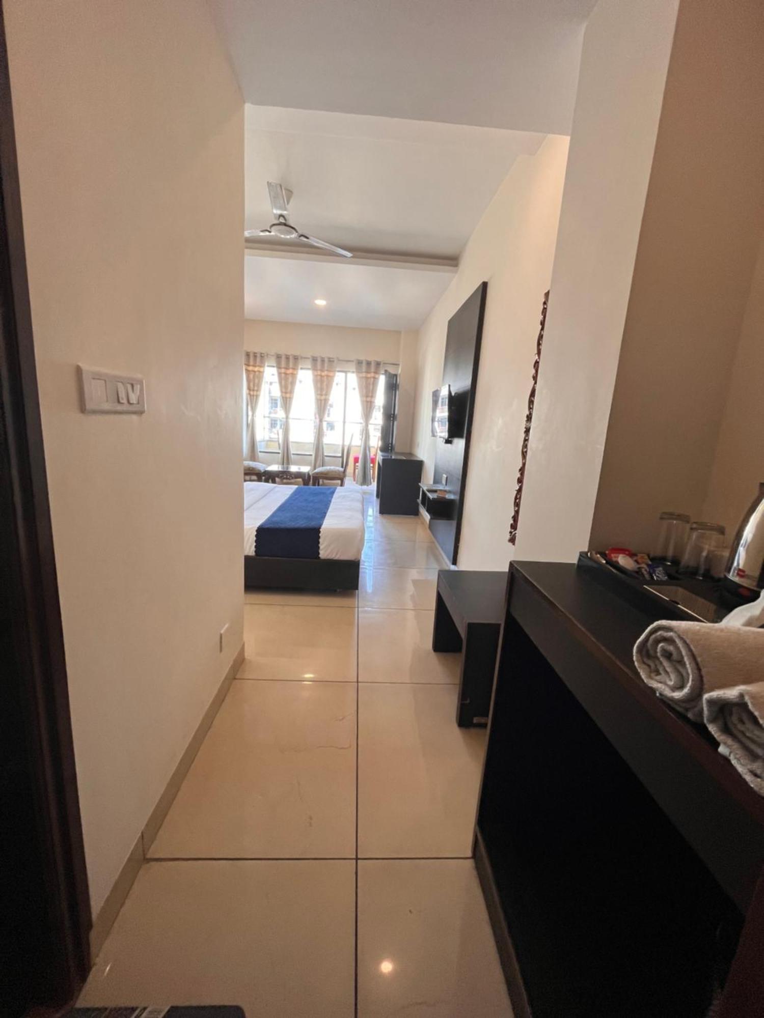Hotel Jb Residency !! Luxurious & Royal Balcony Rooms !! Large Rooms Zirakpur Exterior foto