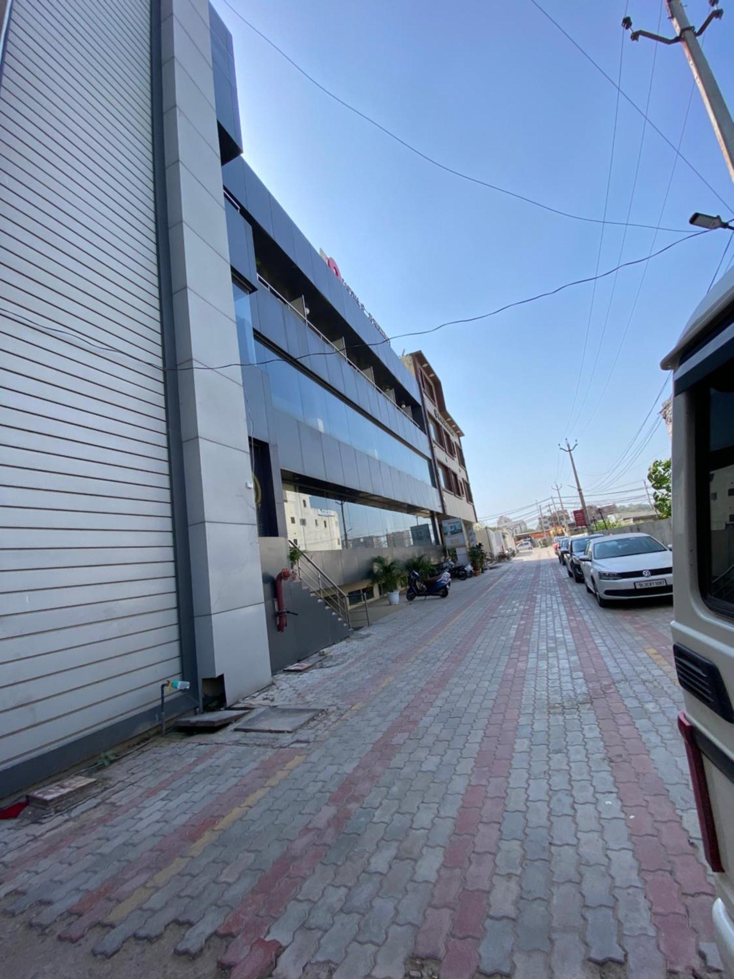 Hotel Jb Residency !! Luxurious & Royal Balcony Rooms !! Large Rooms Zirakpur Exterior foto