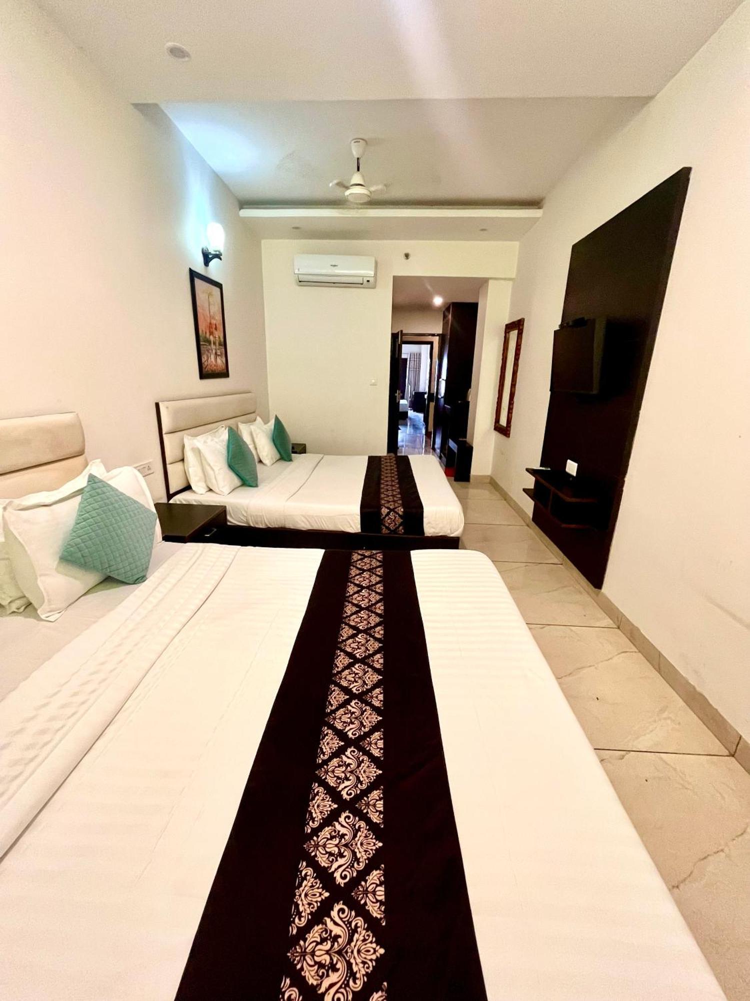 Hotel Jb Residency !! Luxurious & Royal Balcony Rooms !! Large Rooms Zirakpur Exterior foto